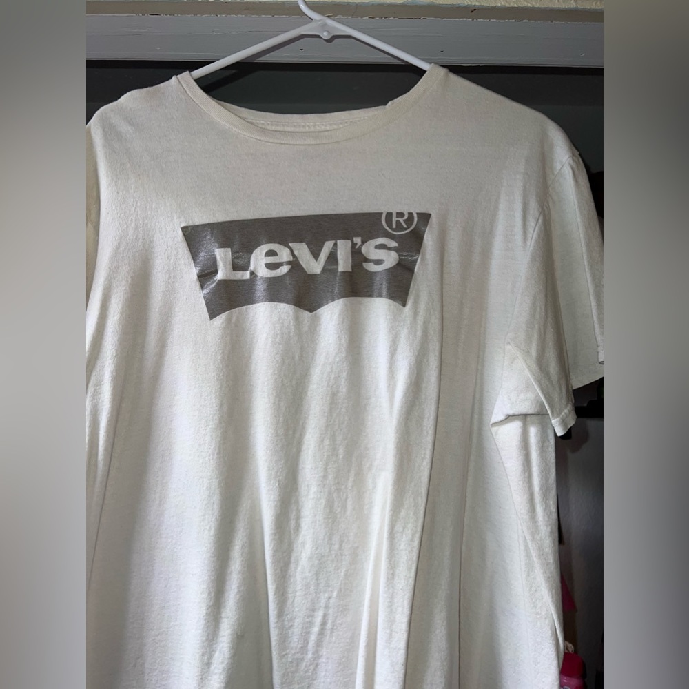 White Levi’s T-shirt